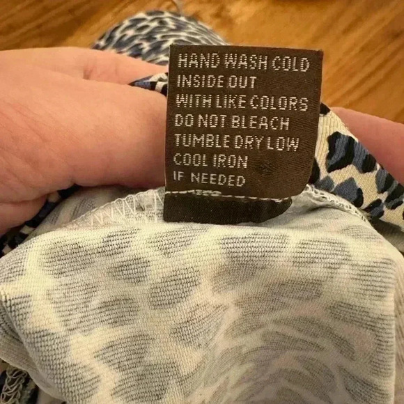 J. McLaughlin Keyhole Twist Neck Blue Cheetah Print Catalina Cloth Blouse - Picture 8 of 8